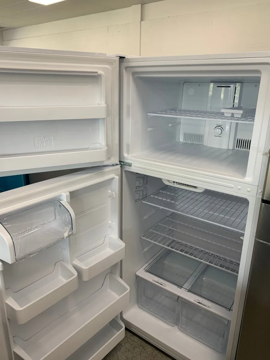 NS-RTM18WH8Q - REFRIGERATORS - Insignia - Top Freezer - White - Open Box