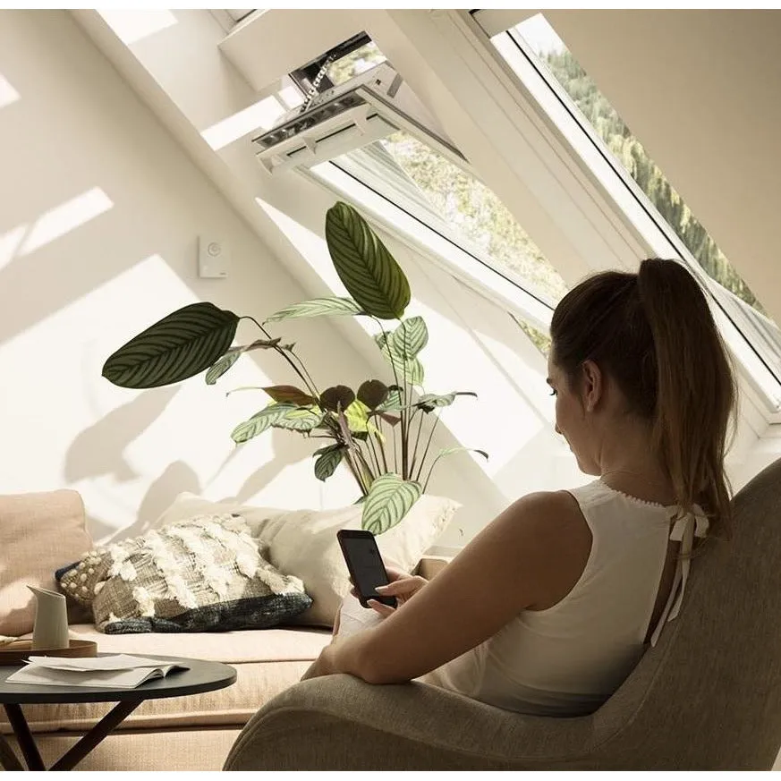VELUX GGL CK04 207030 White Painted INTEGRA® SOLAR Window (55 x 98 cm)